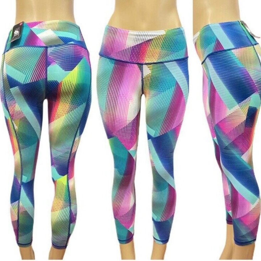 Victoria's Secret VSX Sport Digi Cubes Reflective Knockout‎ Capri
Leggings. Sz S